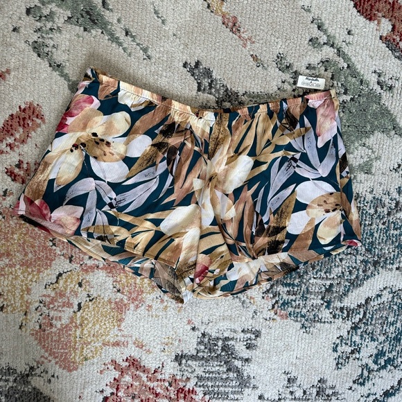New Women’s Abstract Floral Shorts Size Large - Picture 2 of 10